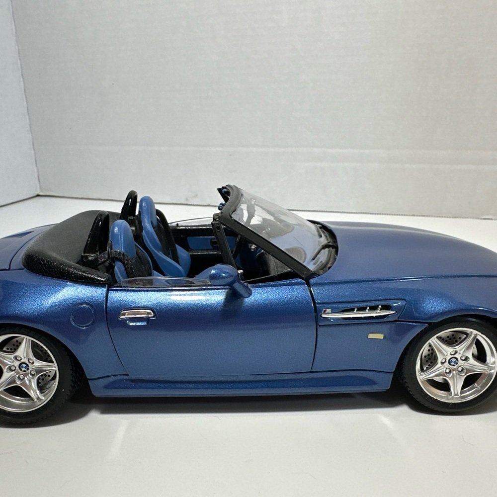 Blue Convertible Model Car1996 Burago BMW Roadster Diecast Car.